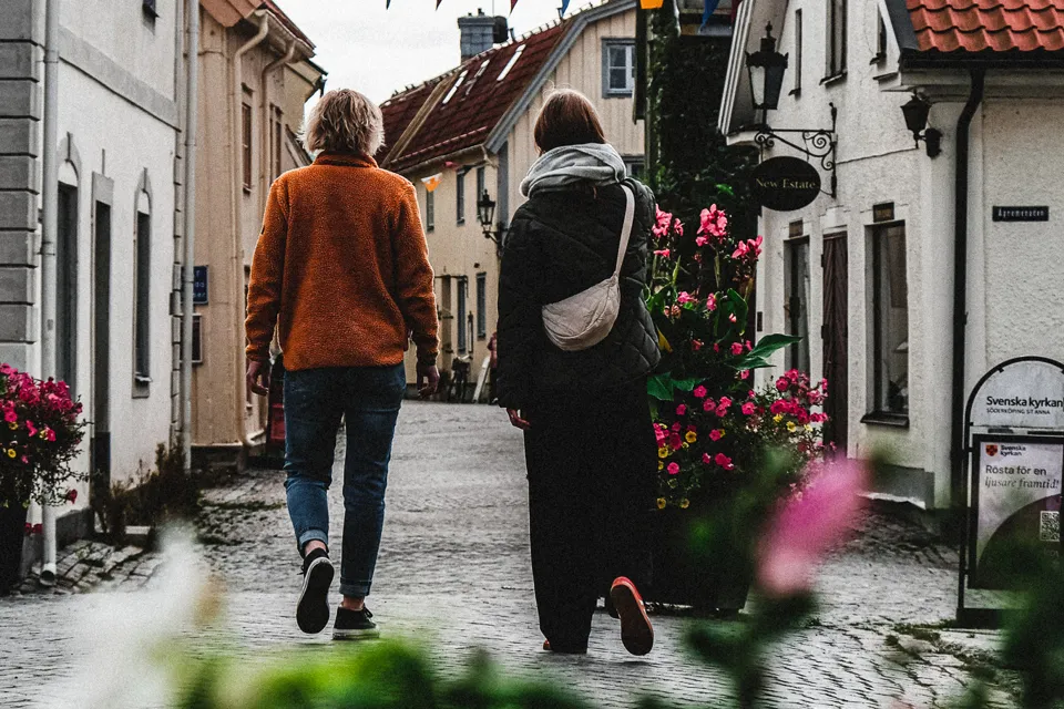 Två vänner strosar i Söderköping