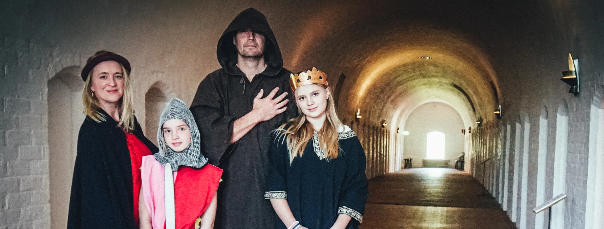 Familj på guidning på Vadstena Klostermuseum