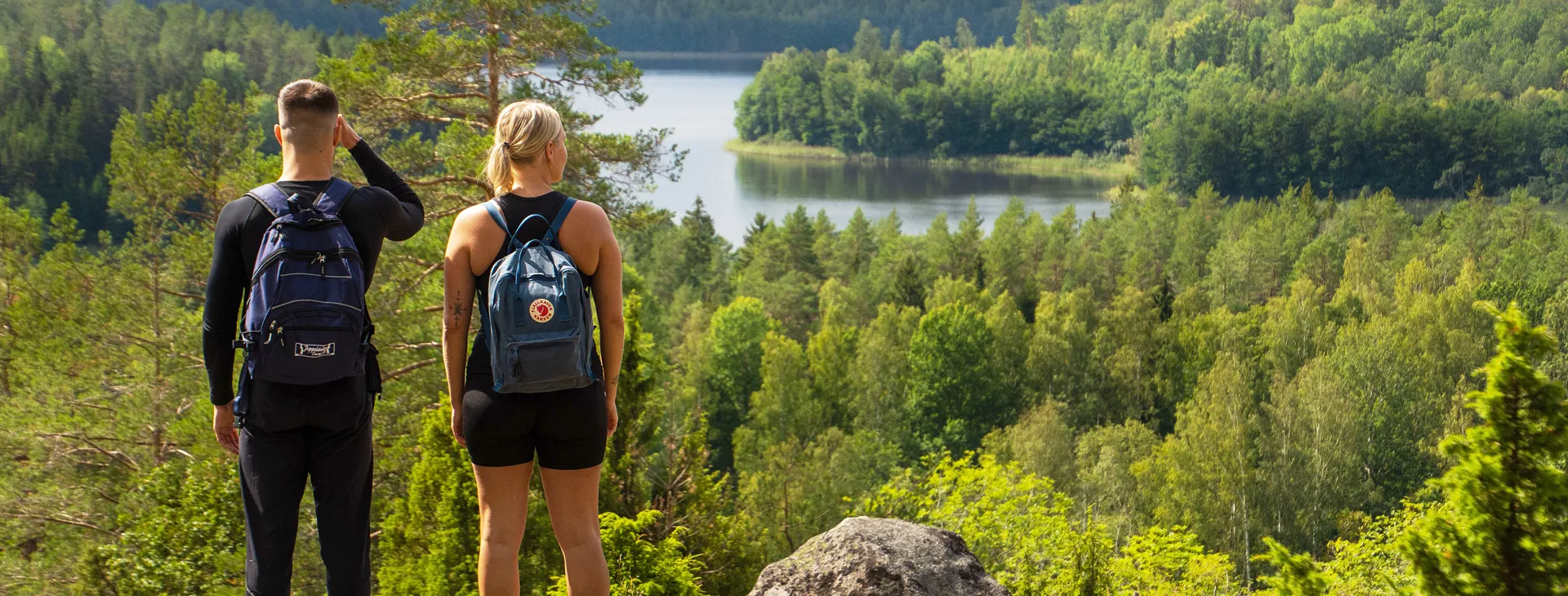 Par blickar ut över Idhults naturrestervat
