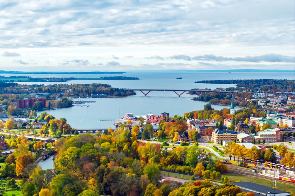 Flygbild över Motala och inloppet från Vättern