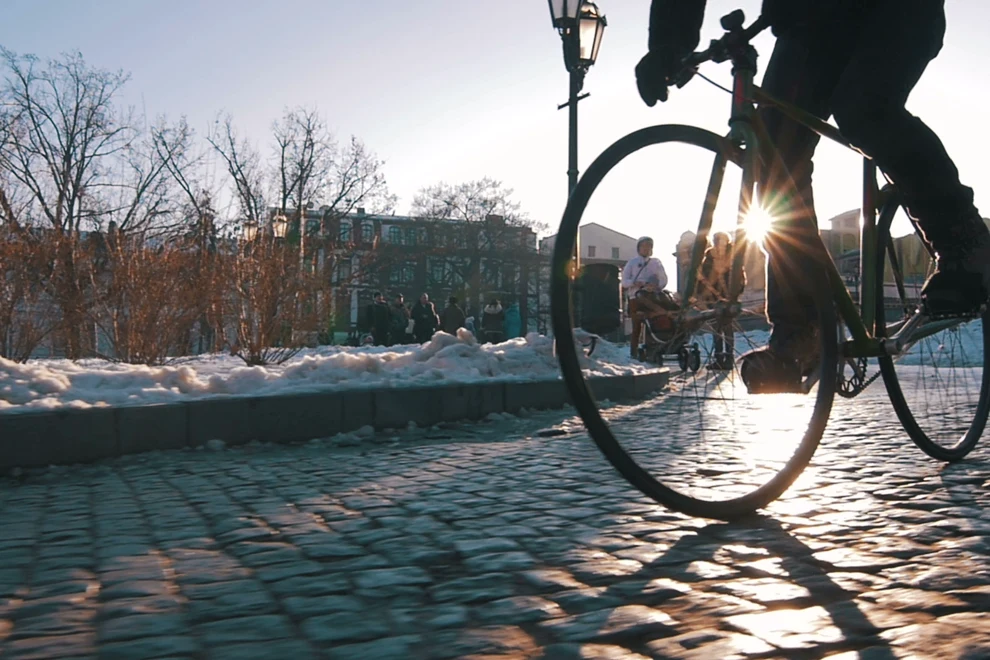 En person som cyklar på en kullerstensväg.