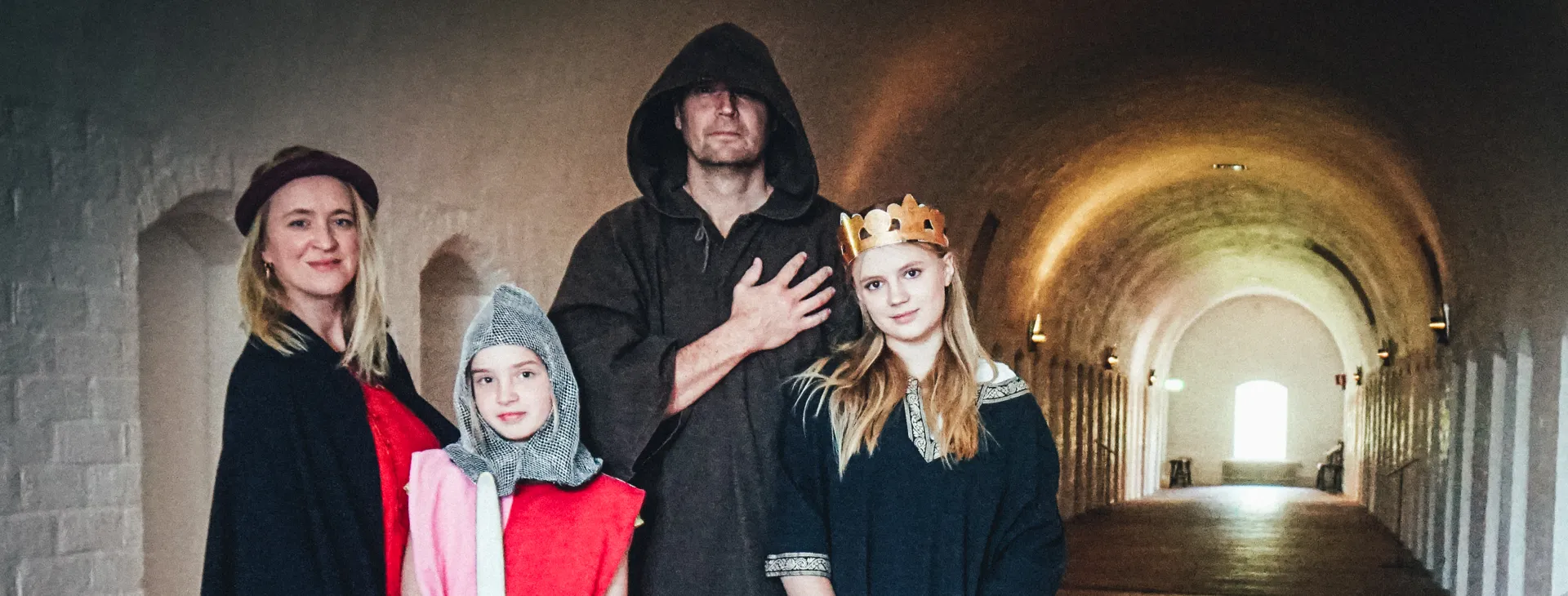 Familj på guidning på Vadstena Klostermuseum