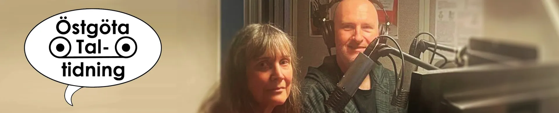 En man och en kvinna som tittar ut genom ett fönster.