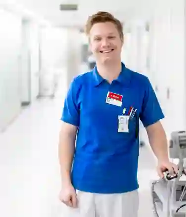 Läkare som står i en korridor