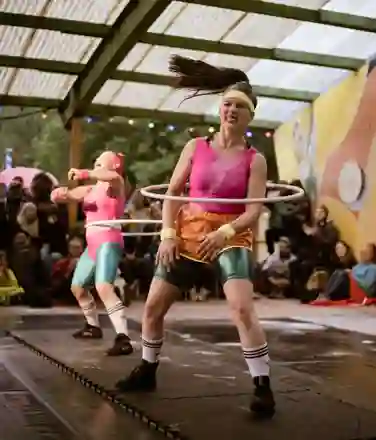 En grupp kvinnor som uppträder med hula-hoop-ringar.