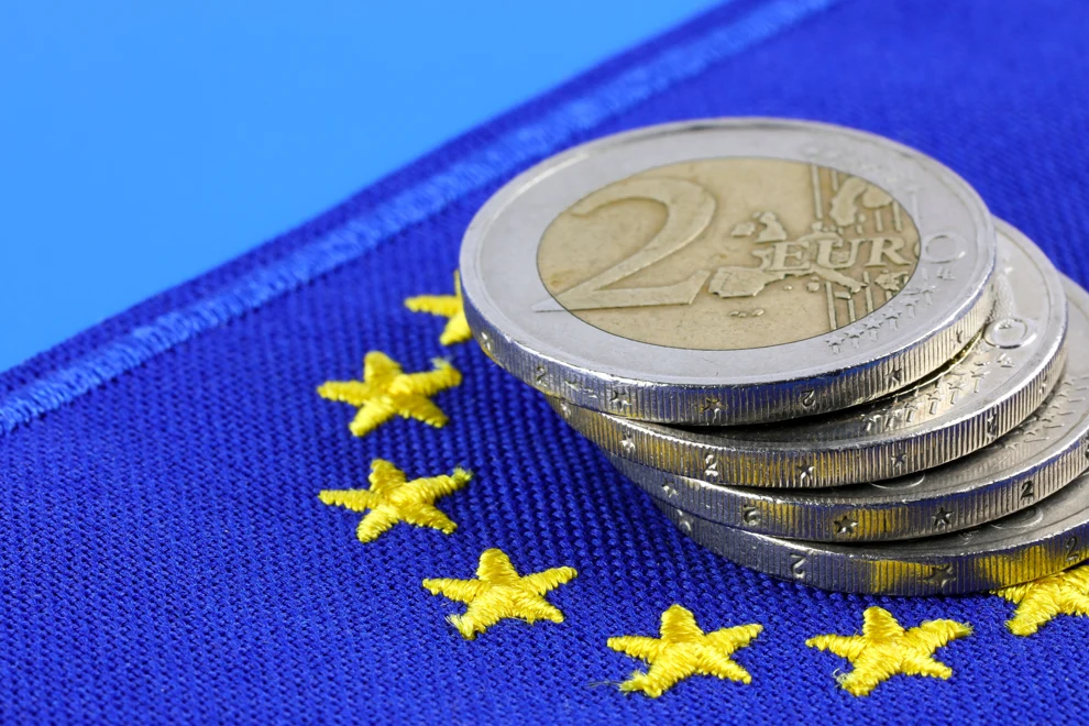 Euromynt på EU flagga