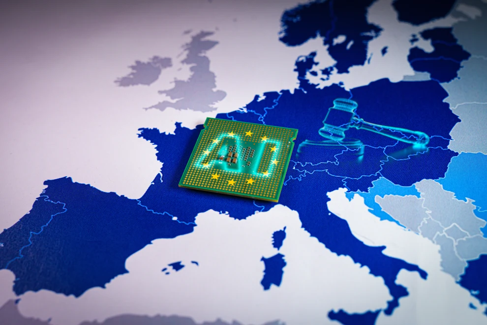 Ett litet elektroniskt chip som ligger på en karta.