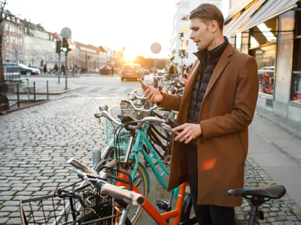 Man tittar på mobilen i stadsmiljö