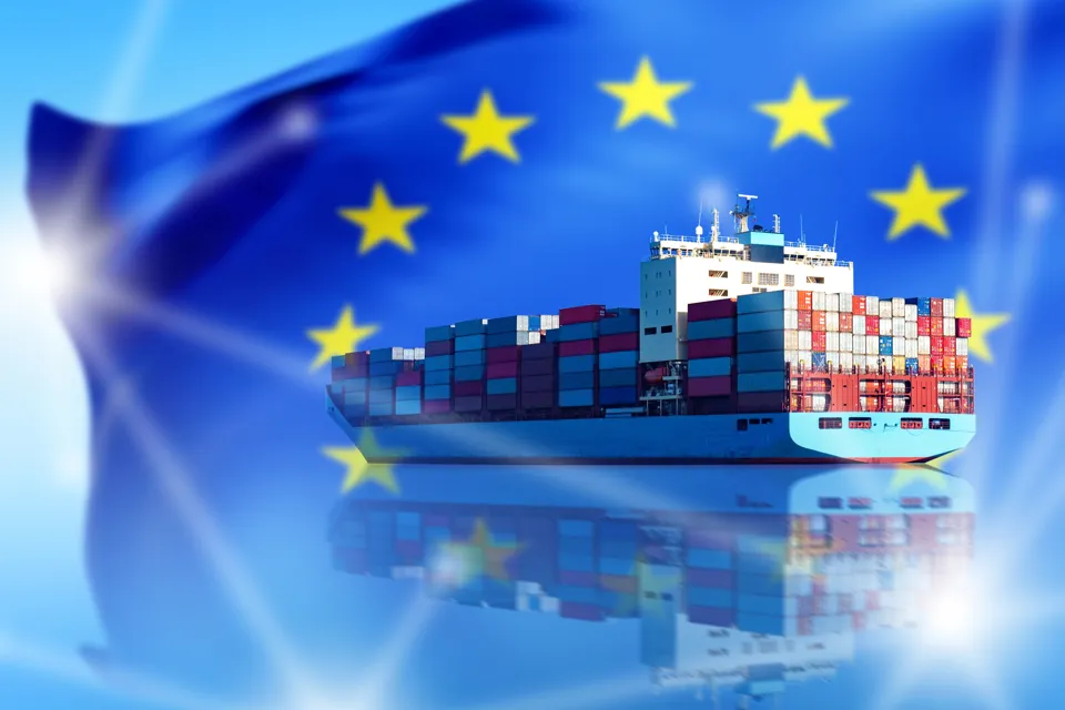 Ett stort containerfartyg med europeisk flagg i bakgrunden.