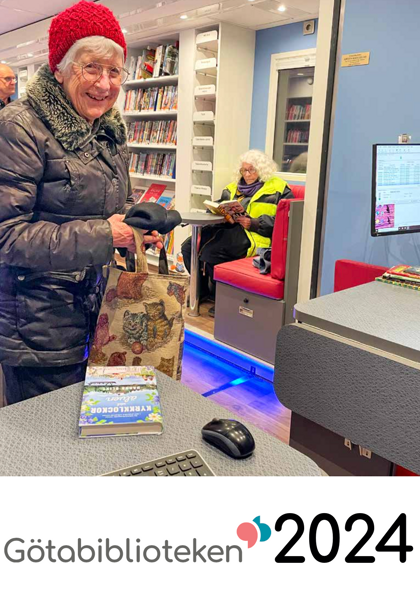 En kvinna som står framför en dator i ett bibliotek.
