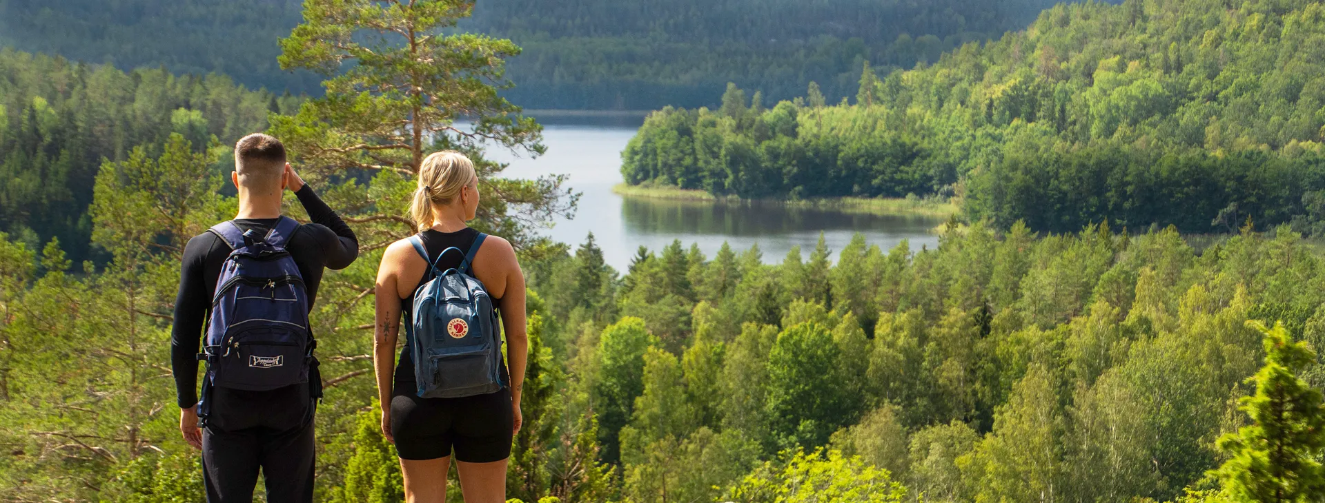 Par blickar ut över Idhults naturrestervat