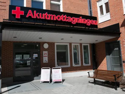Ingången till Akutmottagningen på Vrinnevisjukhuset i Norrköping.
