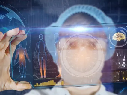 En person som håller upp en smartphone med ett virtuellt gränssnitt på skärmen.