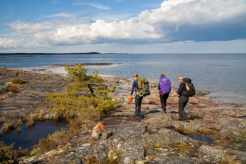 Grupp av vandrare på klippor i Östgötaskärgården