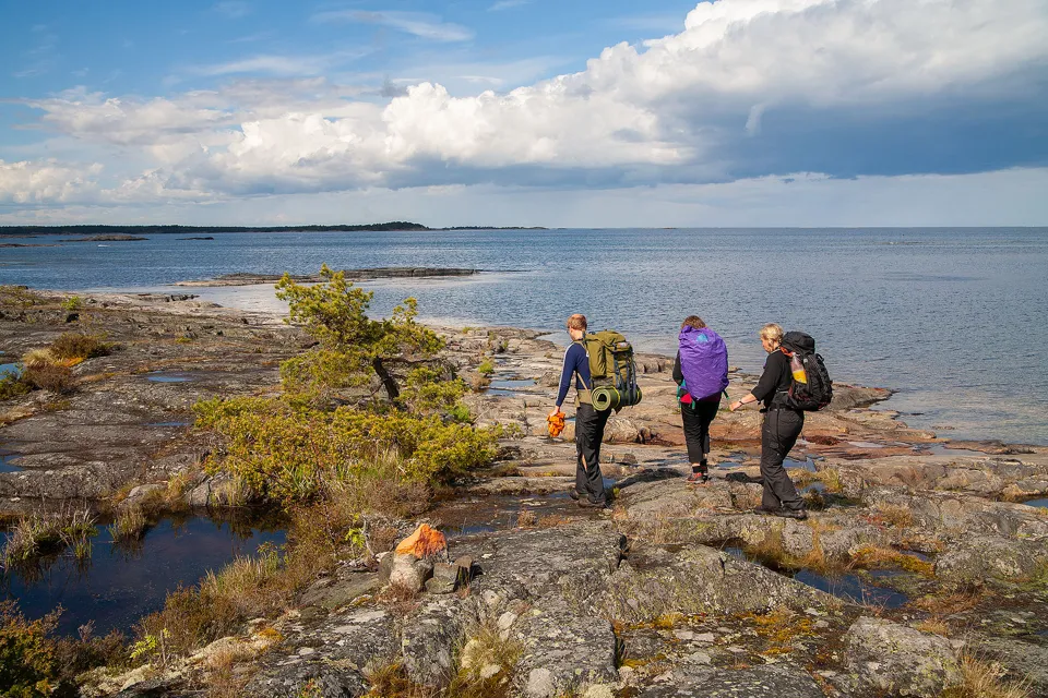 Grupp av vandrare på klippor i Östgötaskärgården